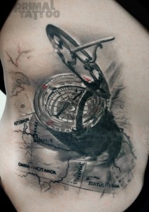 Tatuaje de una brújula