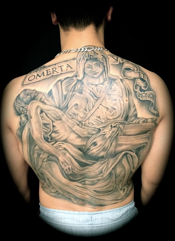 tatuaje religioso en la espalda